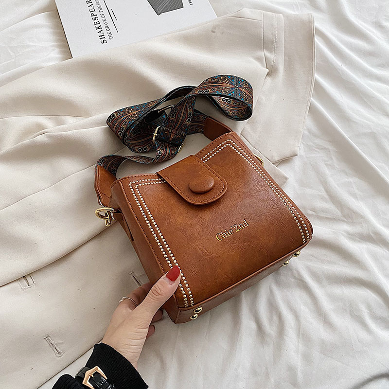 Sieviešu bucket soma ar plecu siksnu - vertikāla kvadrātforma, PU āda, kapuces aizvērums, iekšējais telefona kabatiņa, pavasaris 2024