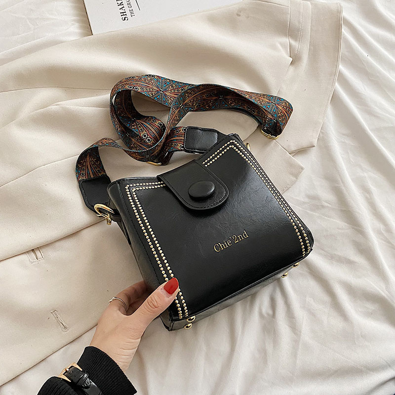 Sieviešu bucket soma ar plecu siksnu - vertikāla kvadrātforma, PU āda, kapuces aizvērums, iekšējais telefona kabatiņa, pavasaris 2024