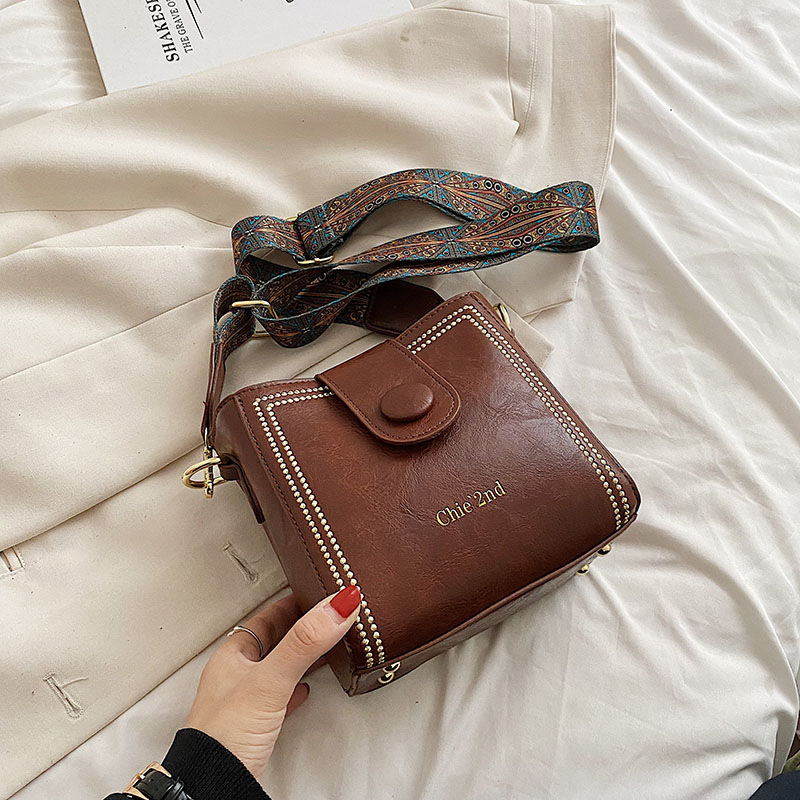 Sieviešu bucket soma ar plecu siksnu - vertikāla kvadrātforma, PU āda, kapuces aizvērums, iekšējais telefona kabatiņa, pavasaris 2024