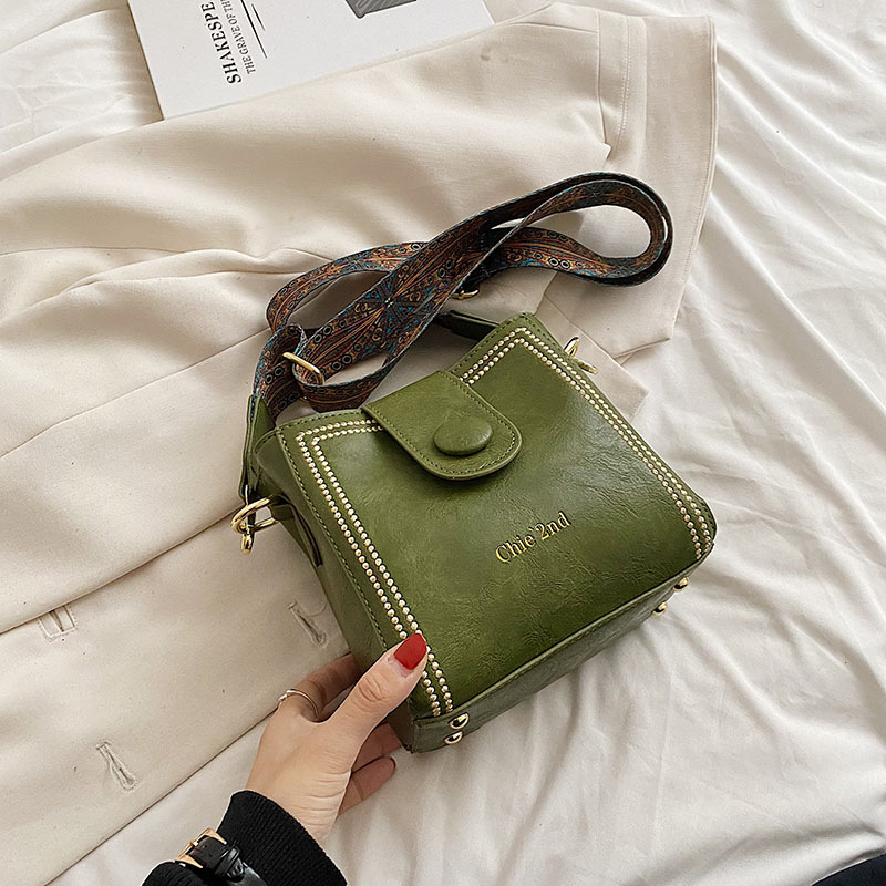 Sieviešu bucket soma ar plecu siksnu - vertikāla kvadrātforma, PU āda, kapuces aizvērums, iekšējais telefona kabatiņa, pavasaris 2024