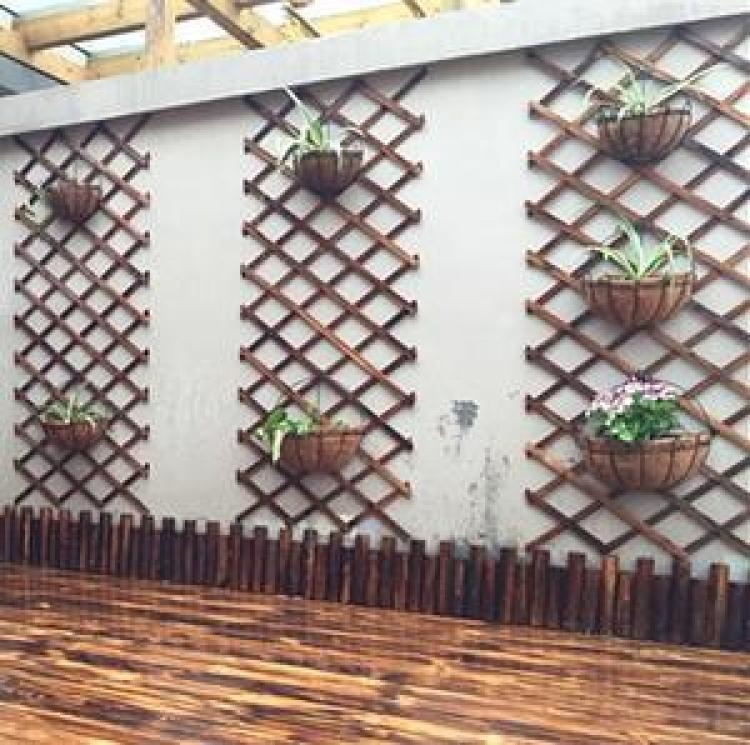 Medinis balkono gėlių laikiklis su vijų tinklu kopiančioms rožėms, grindinis stovas, pastoralaus stiliaus