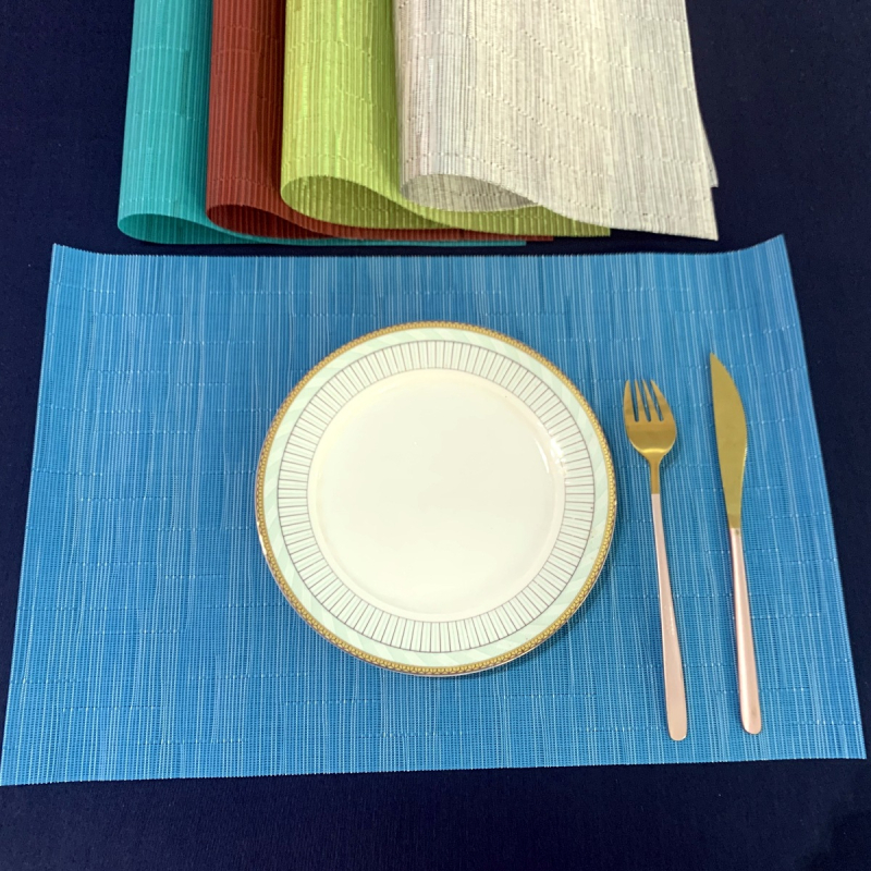 PVC stalo takelis, 70% PVC ir 30% poliesteris, vientisos spalvos, neslidus ir atsparus karščiui, šiuolaikinio minimalistinio stiliaus.