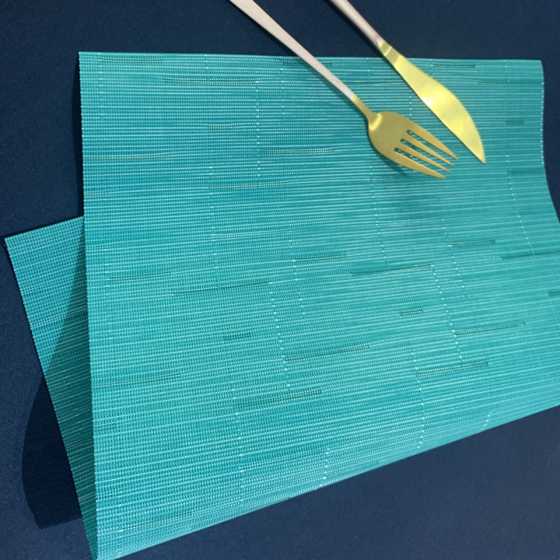 PVC stalo takelis, 70% PVC ir 30% poliesteris, vientisos spalvos, neslidus ir atsparus karščiui, šiuolaikinio minimalistinio stiliaus.