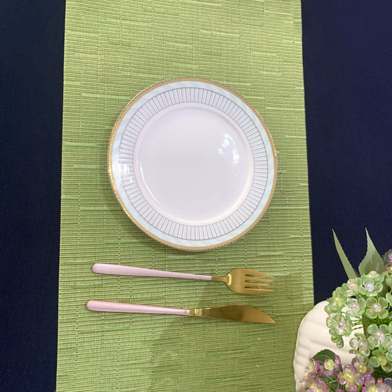 PVC stalo takelis, 70% PVC ir 30% poliesteris, vientisos spalvos, neslidus ir atsparus karščiui, šiuolaikinio minimalistinio stiliaus.