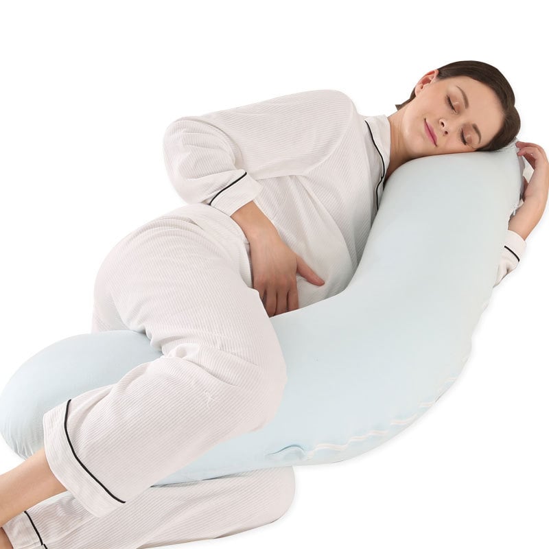 Adīti J formas grūtnieču spilvens ar vidukļa atbalstu, poliestera šķiedras pildījums, svars 1,9 kg, pielāgošana pieejama