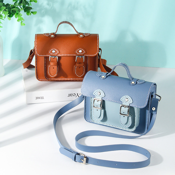 Cambridge τσάντα crossbody — PU ύλικό, κλείσιμο με καπάκι, με μία λουρί, εξωτερικό τρισδιάστατο, θήκες τηλεφώνου και ταυτότητας