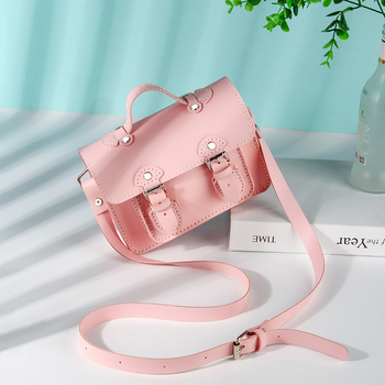 Cambridge τσάντα crossbody — PU ύλικό, κλείσιμο με καπάκι, με μία λουρί, εξωτερικό τρισδιάστατο, θήκες τηλεφώνου και ταυτότητας