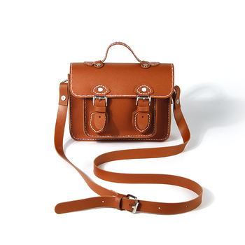 Cambridge τσάντα crossbody — PU ύλικό, κλείσιμο με καπάκι, με μία λουρί, εξωτερικό τρισδιάστατο, θήκες τηλεφώνου και ταυτότητας