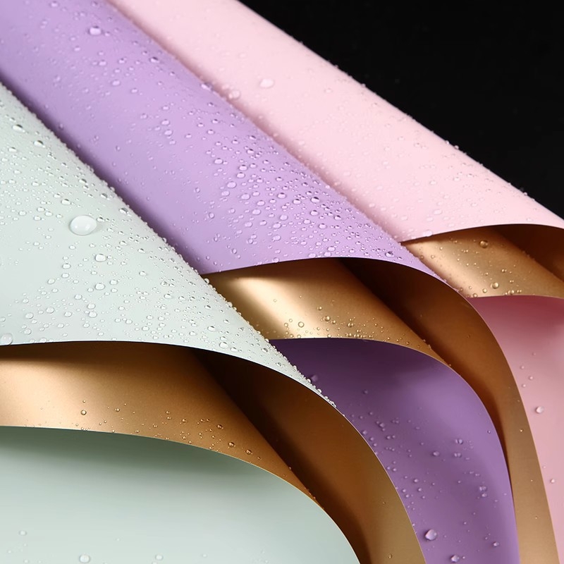 Šviežių gėlių puokštės įvyniojimui popierius – dvipusis matinės plėvelės popierius, prekės tipas: Spot, 20 vnt. pakuotėje, paklaida ±1 cm