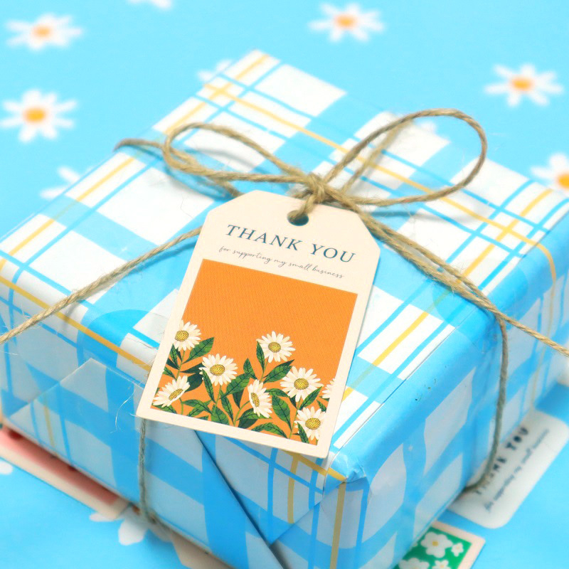 Dovanų etiketės iš dengto popieriaus, 50 etikečių pakuotėje, keturių spalvų spauda, natūralus džuto virvė