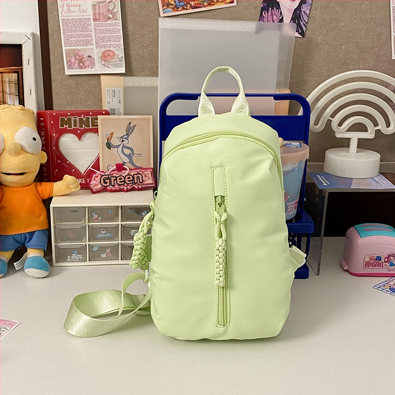 Városi stílusú, egyszerű nylon mellkas táska nagy kapacitással, cipzáras záródás, belső zsebek telefon és azonosító számára, béléssel – ideális szabadidős utazásokhoz