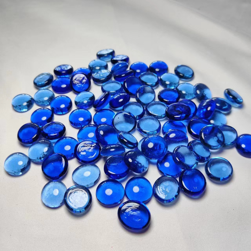 Staklene plosnate perle – geometrijski oblik, polirana površina, proizvodni postupak: brušenje, materijal: staklo, dekorativno za vješanje