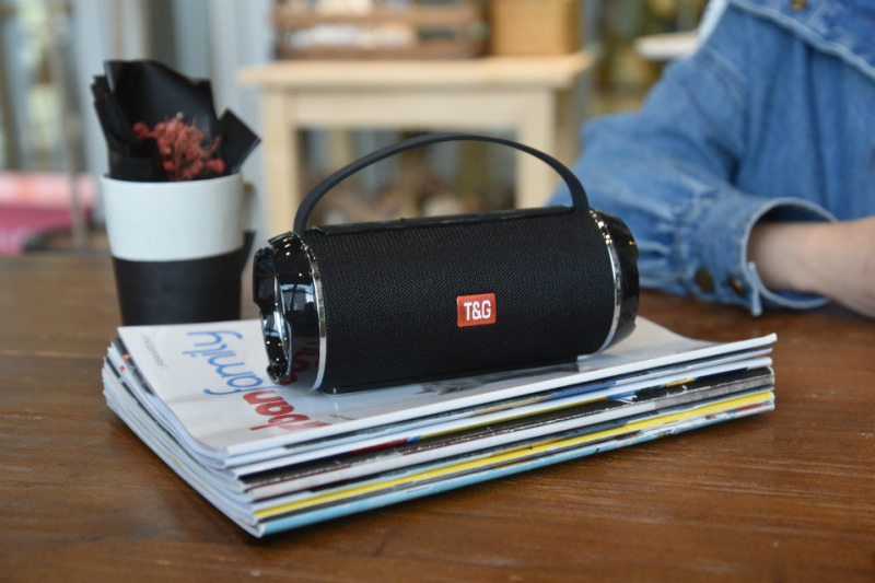 Φορητό Bluetooth ηχείο με υφασμάτινο κάλυμμα, στερεοφωνικό ήχο 2×5W, Bluetooth 5.3, εύρος συχνοτήτων 100 Hz–20 kHz, SNR ≥70 dB, ενσωματωμένη μπαταρία 1200–2000 mAh, υποστήριξη microSD