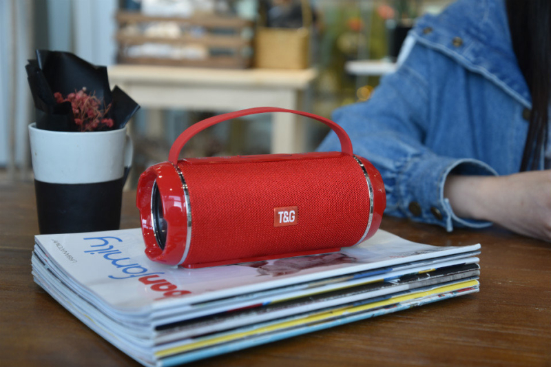 Φορητό Bluetooth ηχείο με υφασμάτινο κάλυμμα, στερεοφωνικό ήχο 2×5W, Bluetooth 5.3, εύρος συχνοτήτων 100 Hz–20 kHz, SNR ≥70 dB, ενσωματωμένη μπαταρία 1200–2000 mAh, υποστήριξη microSD