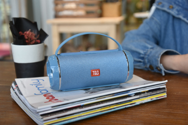 Φορητό Bluetooth ηχείο με υφασμάτινο κάλυμμα, στερεοφωνικό ήχο 2×5W, Bluetooth 5.3, εύρος συχνοτήτων 100 Hz–20 kHz, SNR ≥70 dB, ενσωματωμένη μπαταρία 1200–2000 mAh, υποστήριξη microSD