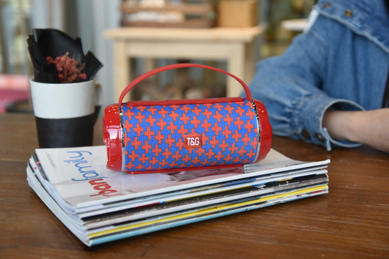 Φορητό Bluetooth ηχείο με υφασμάτινο κάλυμμα, στερεοφωνικό ήχο 2×5W, Bluetooth 5.3, εύρος συχνοτήτων 100 Hz–20 kHz, SNR ≥70 dB, ενσωματωμένη μπαταρία 1200–2000 mAh, υποστήριξη microSD