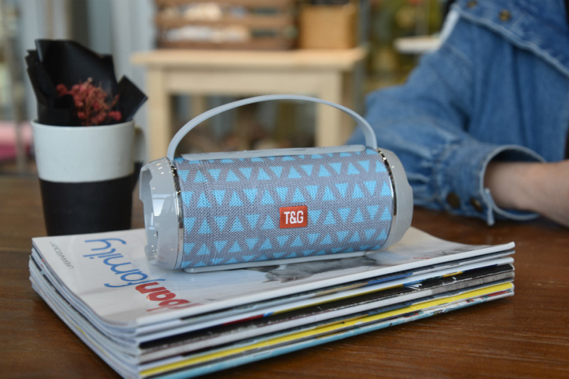 Φορητό Bluetooth ηχείο με υφασμάτινο κάλυμμα, στερεοφωνικό ήχο 2×5W, Bluetooth 5.3, εύρος συχνοτήτων 100 Hz–20 kHz, SNR ≥70 dB, ενσωματωμένη μπαταρία 1200–2000 mAh, υποστήριξη microSD