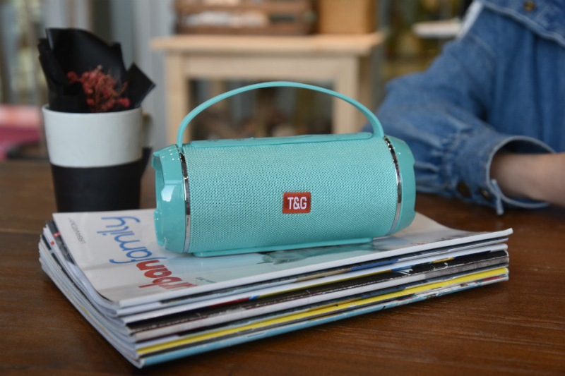 Φορητό Bluetooth ηχείο με υφασμάτινο κάλυμμα, στερεοφωνικό ήχο 2×5W, Bluetooth 5.3, εύρος συχνοτήτων 100 Hz–20 kHz, SNR ≥70 dB, ενσωματωμένη μπαταρία 1200–2000 mAh, υποστήριξη microSD