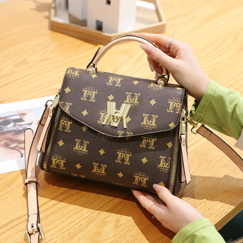 Mei Fan τσάντα PU σε street-trend στυλ, φερμουάρ, οριζόντια τετράγωνη σιλουέτα, με διαχωριστικό εσωτερικά, μια ιμάνκα για τον ώμο, κατάλληλη για καθημερινή χρήση.