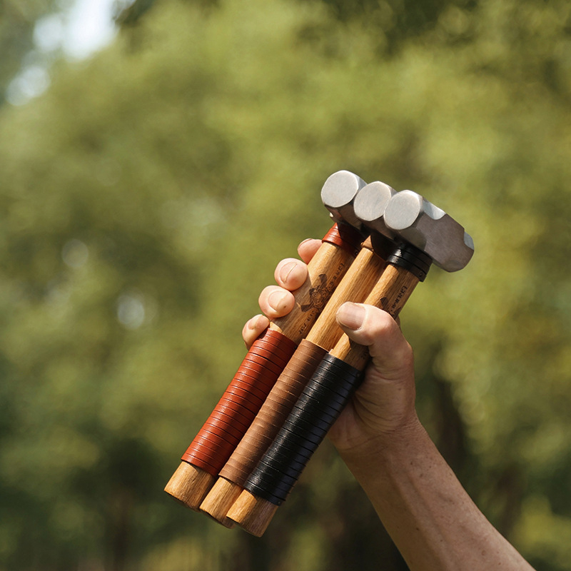 Камънен чук с дървена дръжка, глава от високовъглеродна стомана, взривоустойчив и удароустойчив.