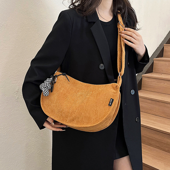 Τσάντα crossbody από corduroy, street-trend στυλ, κλείσιμο με φερμουάρ, οριζόνιο τετράγωνο σχήμα, φθινόπωρο 2023
