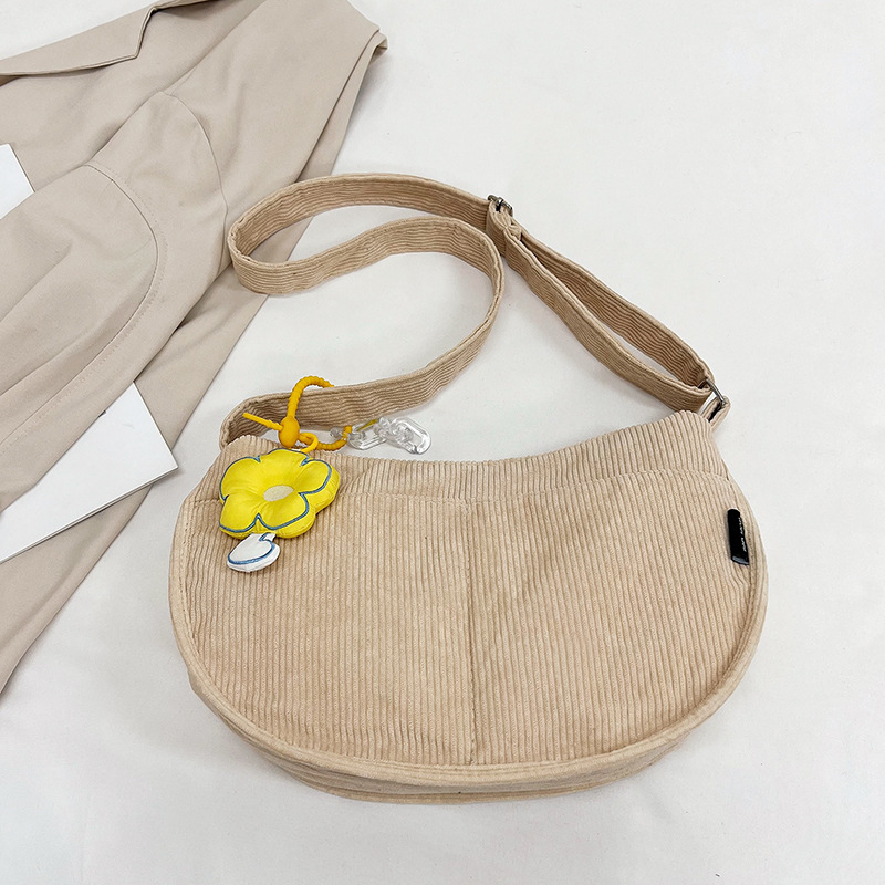 Torba preko ramena od corduroy materijala, ulični stil, zatvarač, horizontalni kvadratni oblik, jesen 2023