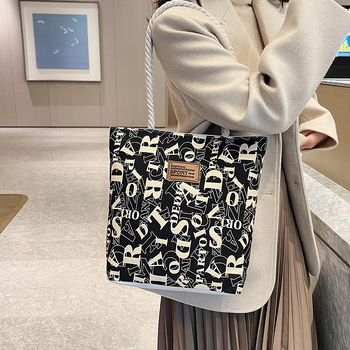 Τσάντα Tote από καμβά με κάθετη τετράγωνη μορφή, φερμουάρ στο άνοιγμα, εσωτερική τσέπη με φερμουάρ