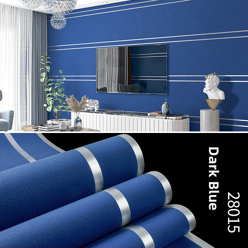 Huda Wallpaper tapetes — nešūts materiāls, velūra tekstūra, ziemeļniecisks ģeometriskais raksts, vertikālas un horizontālas svītras, mūsdienīgs minimālistiska dzīvojamās istabas fons