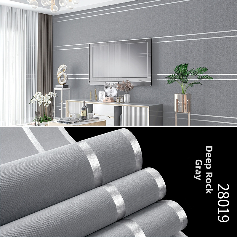 Huda Wallpaper tapetes — nešūts materiāls, velūra tekstūra, ziemeļniecisks ģeometriskais raksts, vertikālas un horizontālas svītras, mūsdienīgs minimālistiska dzīvojamās istabas fons