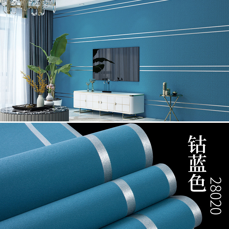 Huda Wallpaper tapetes — nešūts materiāls, velūra tekstūra, ziemeļniecisks ģeometriskais raksts, vertikālas un horizontālas svītras, mūsdienīgs minimālistiska dzīvojamās istabas fons