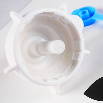 Naju čiaupas vandens buteliams su dulkių kamšteliu, maisto kokybės plastikas, šiuolaikiškas minimalistinis dizainas