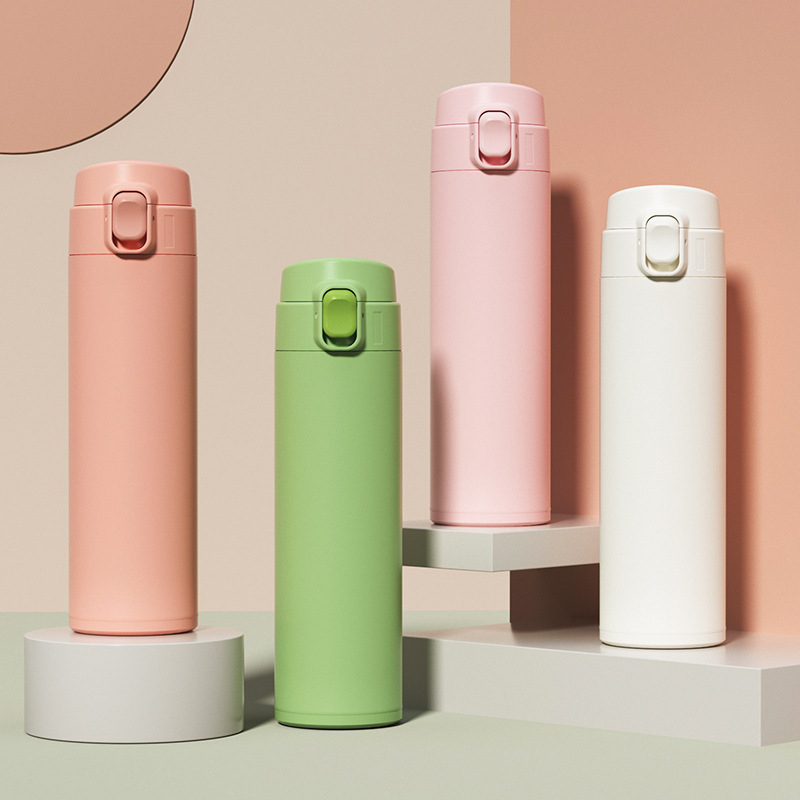 Termosas puodelis su spyruojančiu dangteliu; vidinis 304 nerūdijantis plienas; išorinis 201 nerūdijantis plienas; izoliacija 6–12 valandų; pritaikymas lazeriu graviruojant arba silkscreen spausdinta