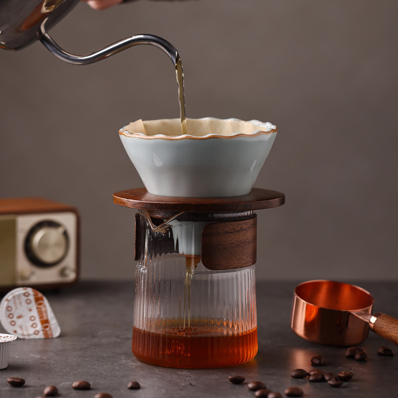 Porcelāna pour-over kafijas filtrs ar ebēnu koka statīvu — dāvanu komplekts (porcelāns; ebēnu koka statīvs; lāzergravēts logotips; biroja lietošanai)