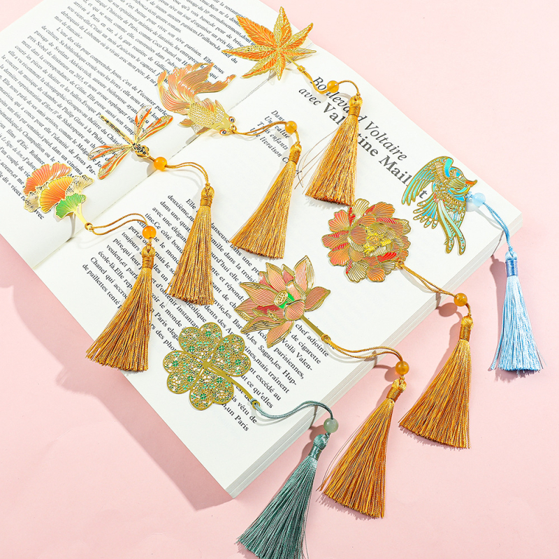 Metāla grāmatzīme ar izgrieztu lapas vēnu rakstu, lotusa un koi motīvi, Aizliegtās pilsētas stils un kulonu stils