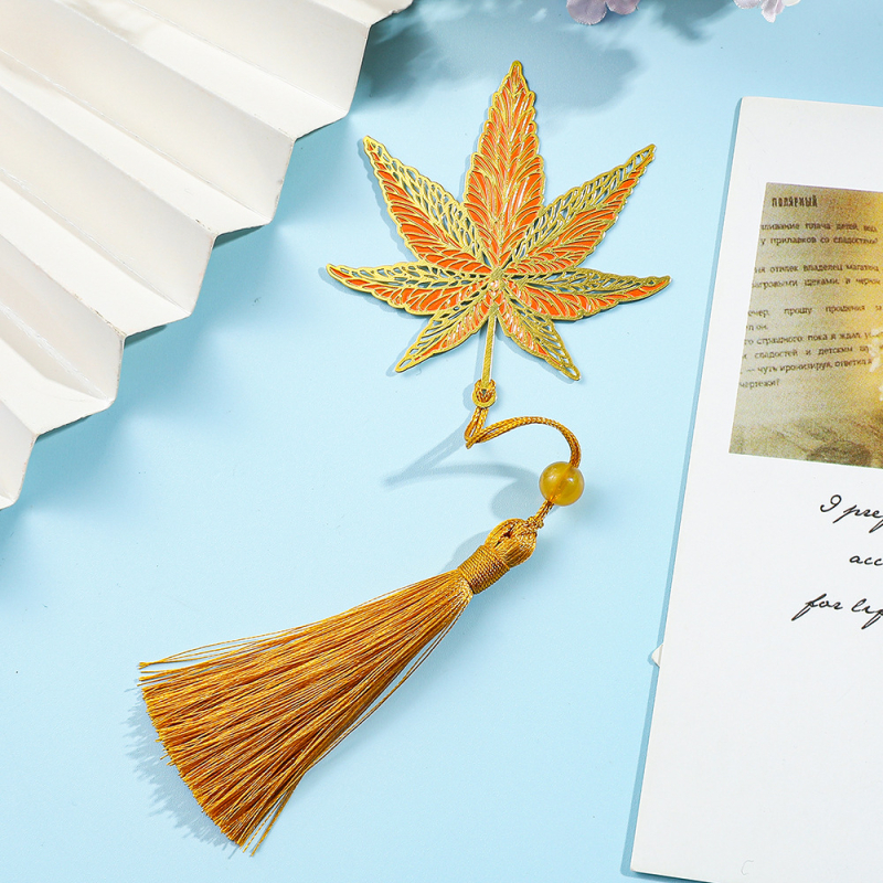 Metāla grāmatzīme ar izgrieztu lapas vēnu rakstu, lotusa un koi motīvi, Aizliegtās pilsētas stils un kulonu stils