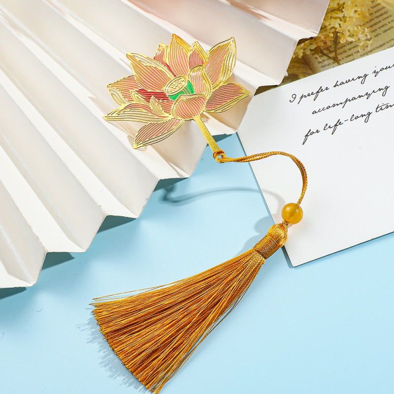 Metāla grāmatzīme ar izgrieztu lapas vēnu rakstu, lotusa un koi motīvi, Aizliegtās pilsētas stils un kulonu stils