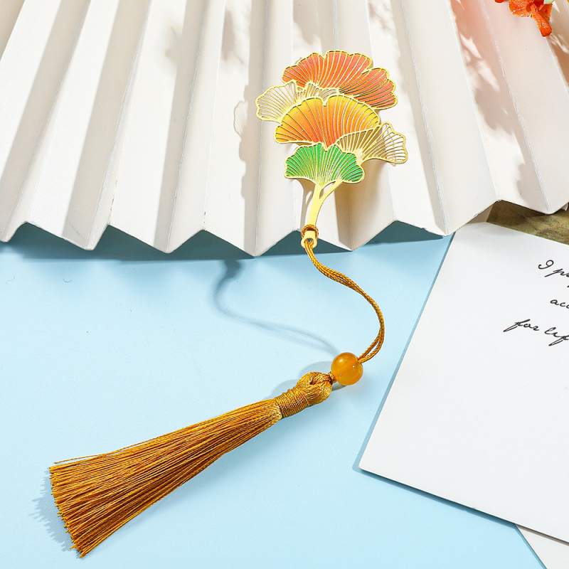 Metāla grāmatzīme ar izgrieztu lapas vēnu rakstu, lotusa un koi motīvi, Aizliegtās pilsētas stils un kulonu stils