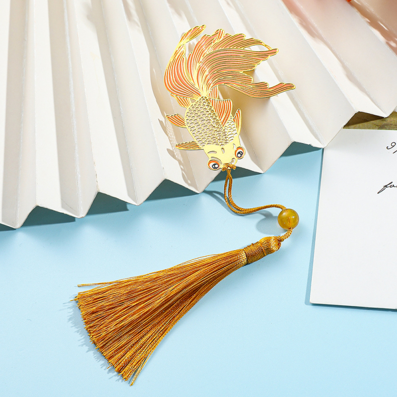 Metāla grāmatzīme ar izgrieztu lapas vēnu rakstu, lotusa un koi motīvi, Aizliegtās pilsētas stils un kulonu stils