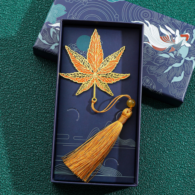 Metāla grāmatzīme ar izgrieztu lapas vēnu rakstu, lotusa un koi motīvi, Aizliegtās pilsētas stils un kulonu stils