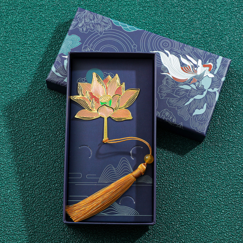 Metāla grāmatzīme ar izgrieztu lapas vēnu rakstu, lotusa un koi motīvi, Aizliegtās pilsētas stils un kulonu stils