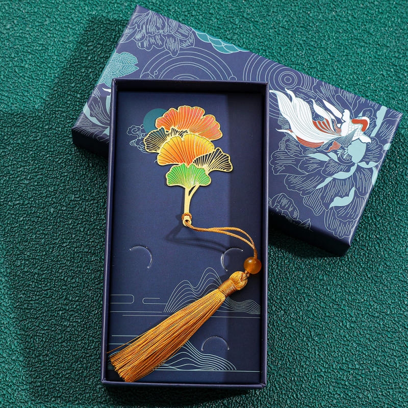 Metāla grāmatzīme ar izgrieztu lapas vēnu rakstu, lotusa un koi motīvi, Aizliegtās pilsētas stils un kulonu stils