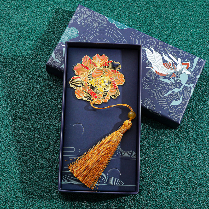 Metāla grāmatzīme ar izgrieztu lapas vēnu rakstu, lotusa un koi motīvi, Aizliegtās pilsētas stils un kulonu stils