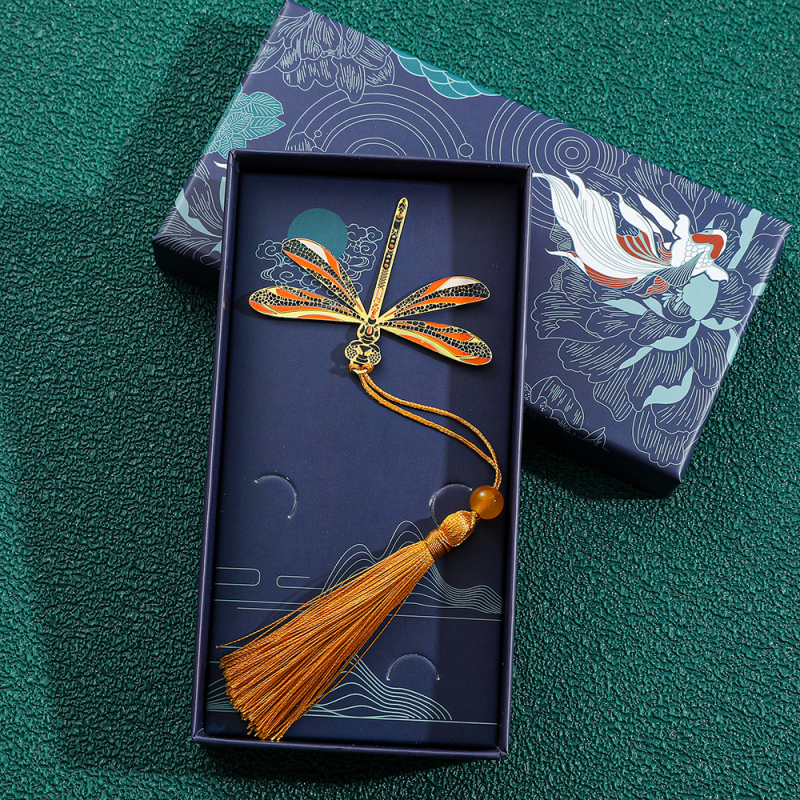 Metāla grāmatzīme ar izgrieztu lapas vēnu rakstu, lotusa un koi motīvi, Aizliegtās pilsētas stils un kulonu stils