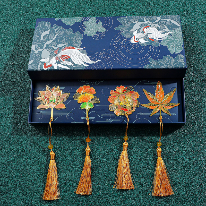 Metāla grāmatzīme ar izgrieztu lapas vēnu rakstu, lotusa un koi motīvi, Aizliegtās pilsētas stils un kulonu stils