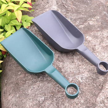 Πλαστικό σετ εργαλείων κήπου από τρία μέρη: φτυάρι για χώμα, φτυάρι για άμμο και καθολικό κουτάλι