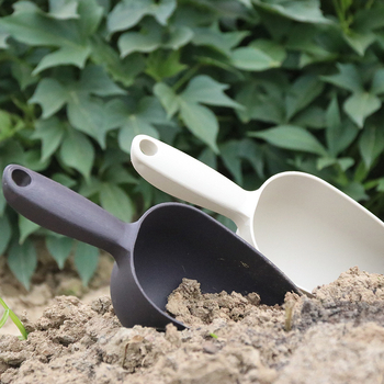 Πλαστικό σετ εργαλείων κήπου από τρία μέρη: φτυάρι για χώμα, φτυάρι για άμμο και καθολικό κουτάλι