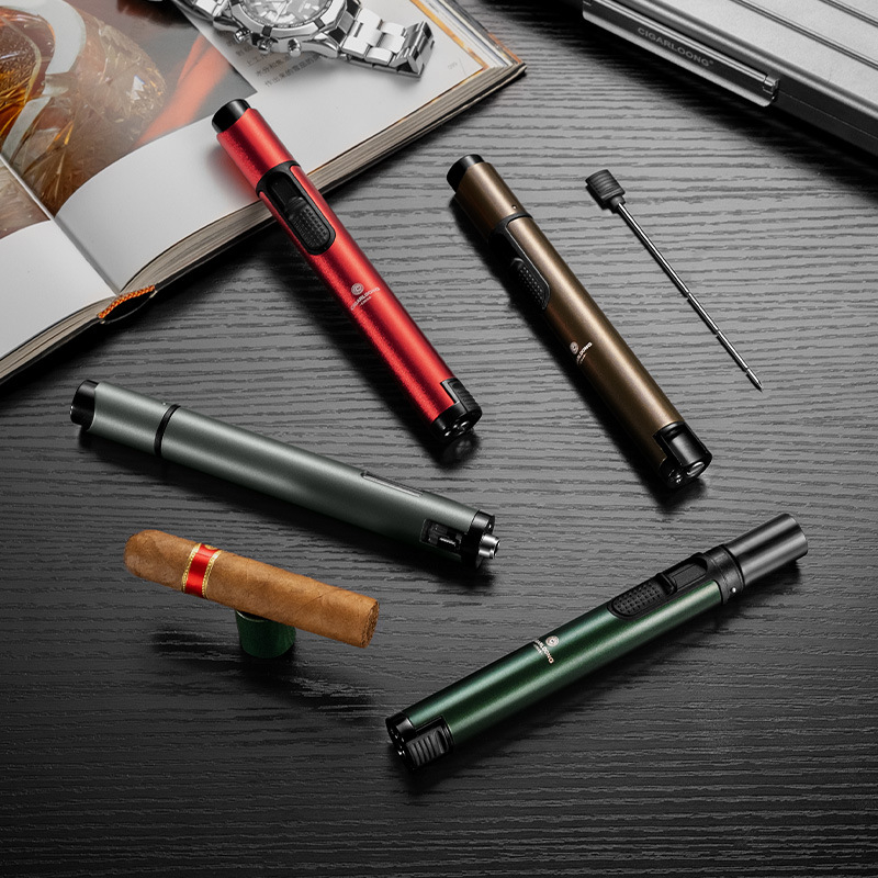 Upaljač za trabuce iz legure, napajan butanom, ponovno punjiv, ugrađena igla za trabuc, držač trabuca, vidljiv nivo goriva