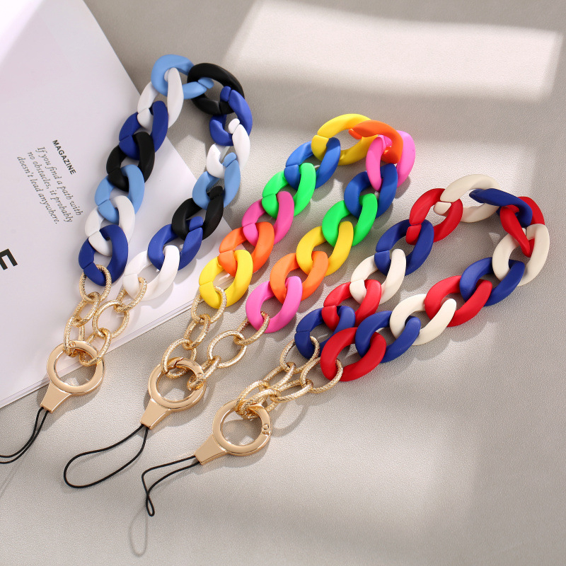 Privjesak za telefon od akrila s mat završnim premazom (Tip: Privjesak; Materijal: Akril; Obrada: Djelomično ručna izrada; Godina/Sezona: Ljeto 2023)