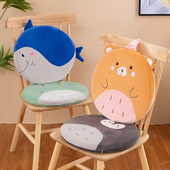 Ζωικό βελούδινο μαξιλαράκι με γέμισμα PP cotton, κοντό plush; διατίθεται σε δεινόσαυρο, καμηλοπάρδαλη, γάτα, καρχαρία, αρκούδα ή πιγκουϊνο; συσκευασμένο σε δίχτυ; κατάλληλο για ηλικίες 15–35