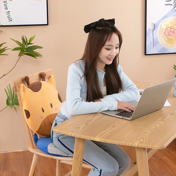 Ζωικό βελούδινο μαξιλαράκι με γέμισμα PP cotton, κοντό plush; διατίθεται σε δεινόσαυρο, καμηλοπάρδαλη, γάτα, καρχαρία, αρκούδα ή πιγκουϊνο; συσκευασμένο σε δίχτυ; κατάλληλο για ηλικίες 15–35